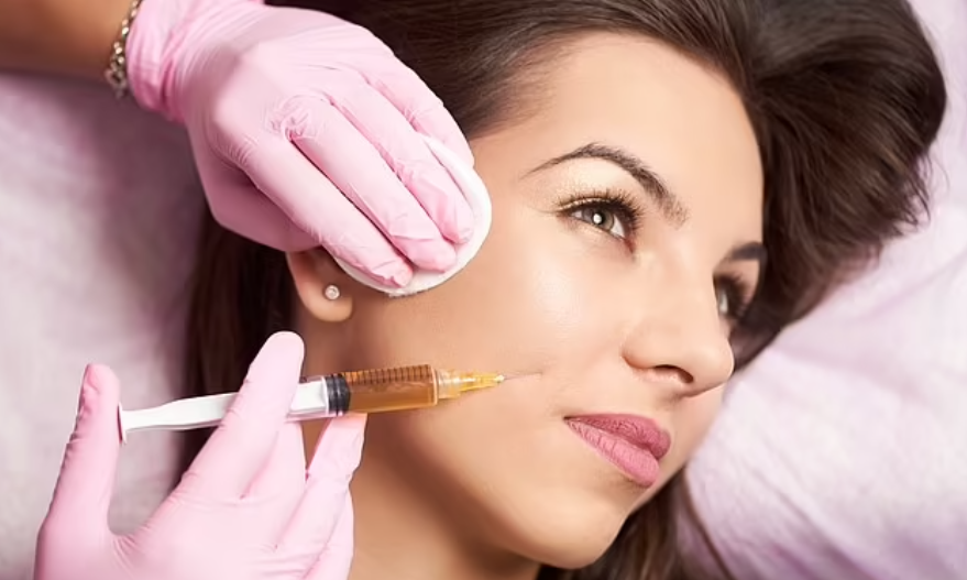 Các loại thuốc tiêm như chất làm đầy da và Botox là loại thuốc được biết đến nhiều nhất. Độc tố Botulinum có thể gây nhiễm trùng và sưng đau nếu không được tiêm đúng cách. Nếu chất làm đầy vô tình được tiêm vào mạch máu, nó có thể cắt đứt nguồn cung cấp máu và oxy cho mô, khiến mô chết 