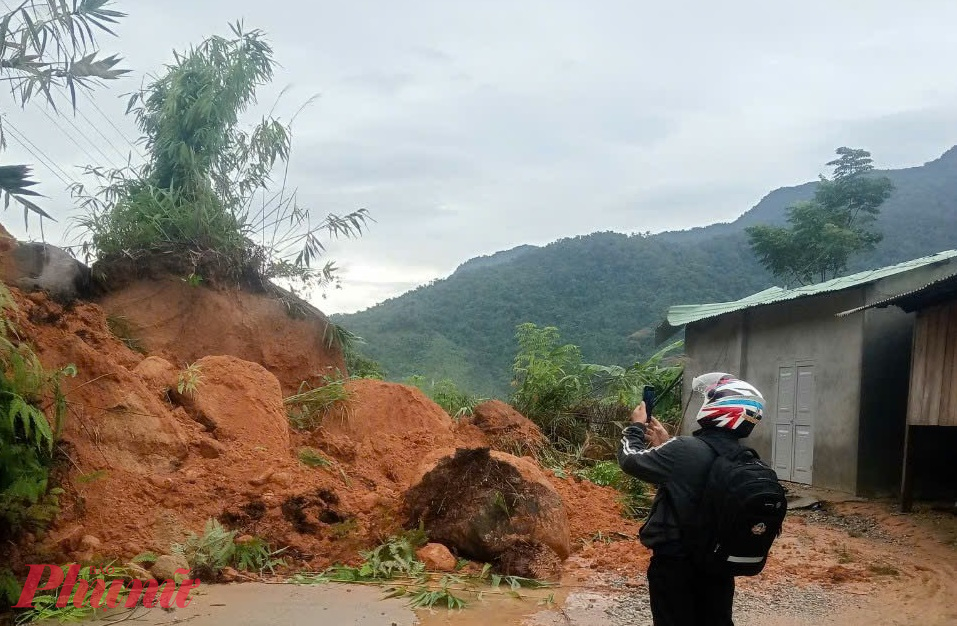 Đất đá sạt lở tràn xuống nhà dân ở làng Tăk Chay