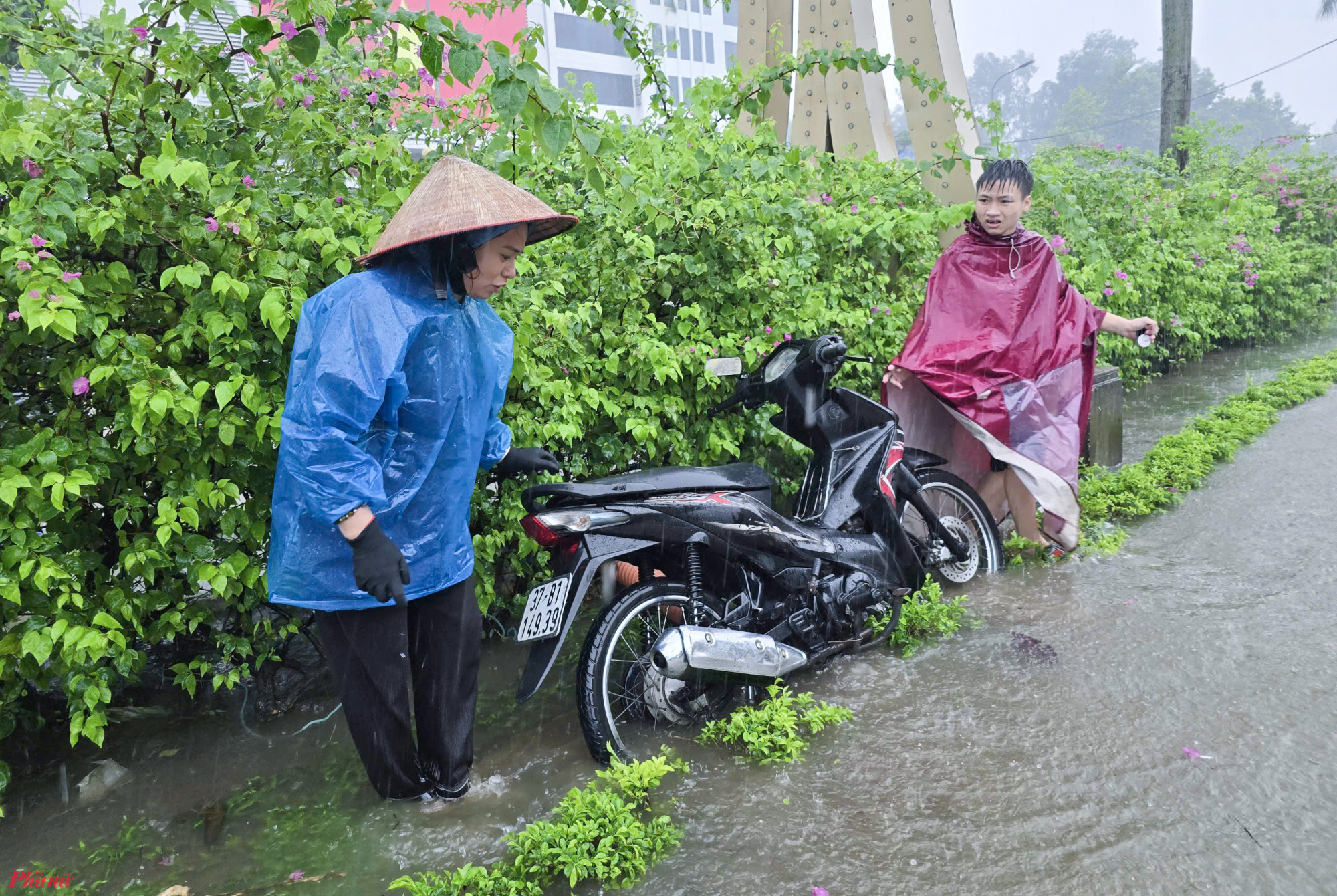 Nhiều người buộc phải đưa xe máy lên giải phân cách giữa đường để rồi tìm nơi trú ẩn.