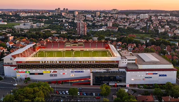 Sân vận động của đội bóng Belgrade FK Vozdovac nằm trên nóc của trung tâm thương mại Stadion  