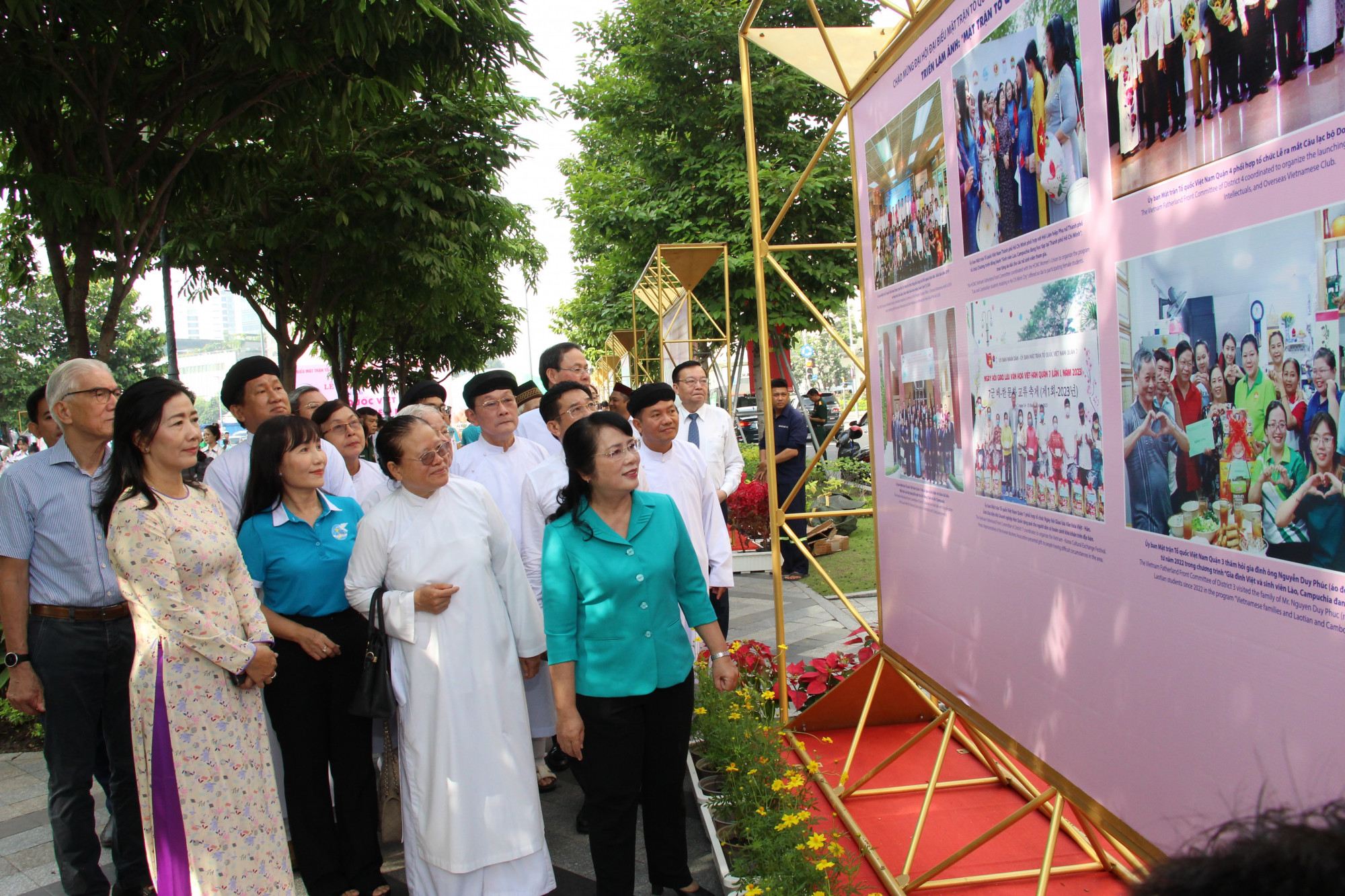 Lãnh đạo và các Ủy viên Ủy ban MTTQ Việt Nam TPHCM cùng đại biểu dân tộc, tôn giáo tham quan triển lãm - Ảnh: M.T.