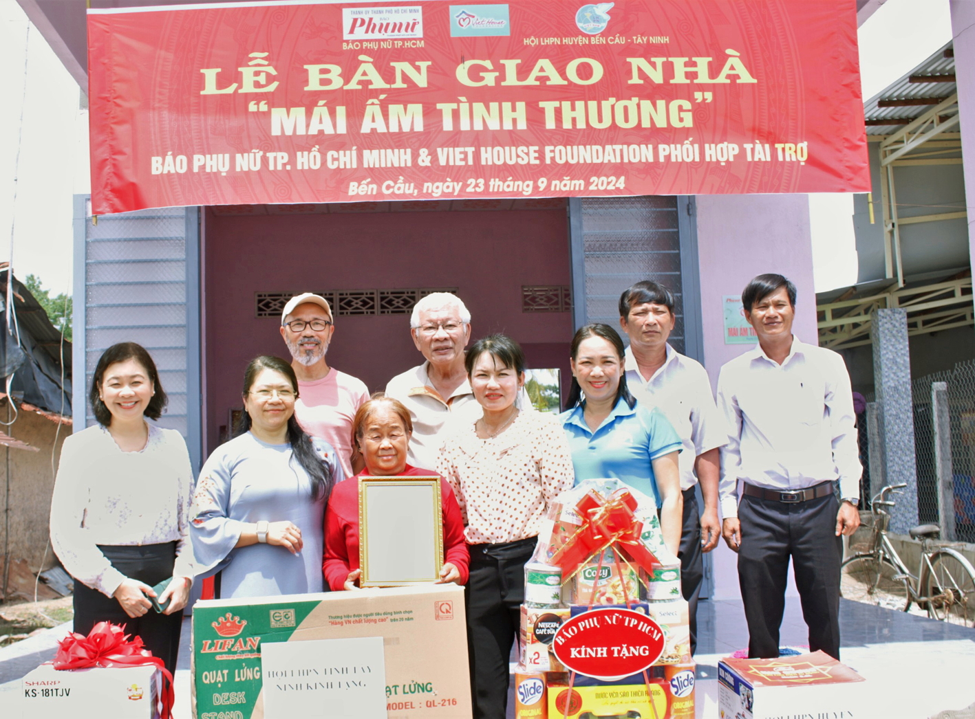 Lãnh đạo Báo Phụ nữ TPHCM, nhà tài trợ Viet House Foundation và cán bộ địa phương chung vui bên căn nhà mới của bà Tờ