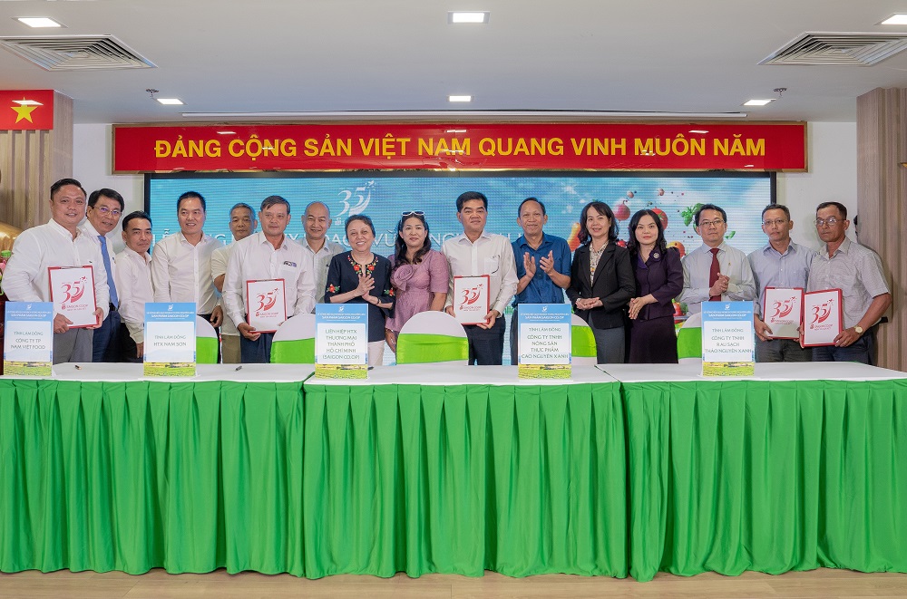 Saigon Co.op ký kết hợp tác với 17 nhà cung cấp dưới sự chứng kiến của lãnh đạo sở, ban ngành TPHCM - Ảnh: Saigon Co.op