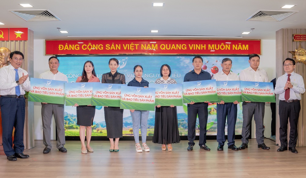 Saigon Co.op ứng vốn bao tiêu sản xuất cho 5 nhà cung cấp và HTX - Ảnh: Saigon Co.op