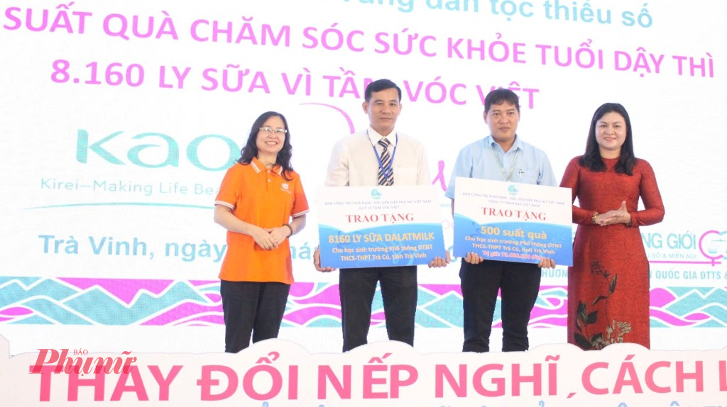 Dịp này, Ban tổ chức tặng 500 suất quà, 100 thùng sữa hỗ trợ các em học sinh có hoàn cảnh khó khăn tại trường - Ảnh: Thanh Lâm