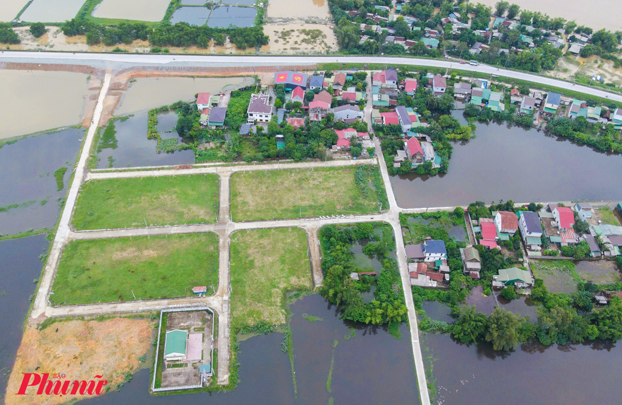 Khu tái định cư dành cho làng chài Hòa Lam được xây dựng trên diện tích hơn 3ha ở trong đê sông Lam, ngay phía đối diện làng. Ông Trần Trung Quân - Chủ tịch UBND xã Hưng Hòa - cho biết, hiện hạ tầng khu tái định cư dành cho 58 hộ dân ở Hòa Lam đã hoàn thành, song chưa được bàn giao và đưa vào sử dụng. Riêng giai đoạn 2, bố trí đất tái định cư cho những hộ phát sinh thêm hiện đang trong quá trình giải phóng mặt bằng.