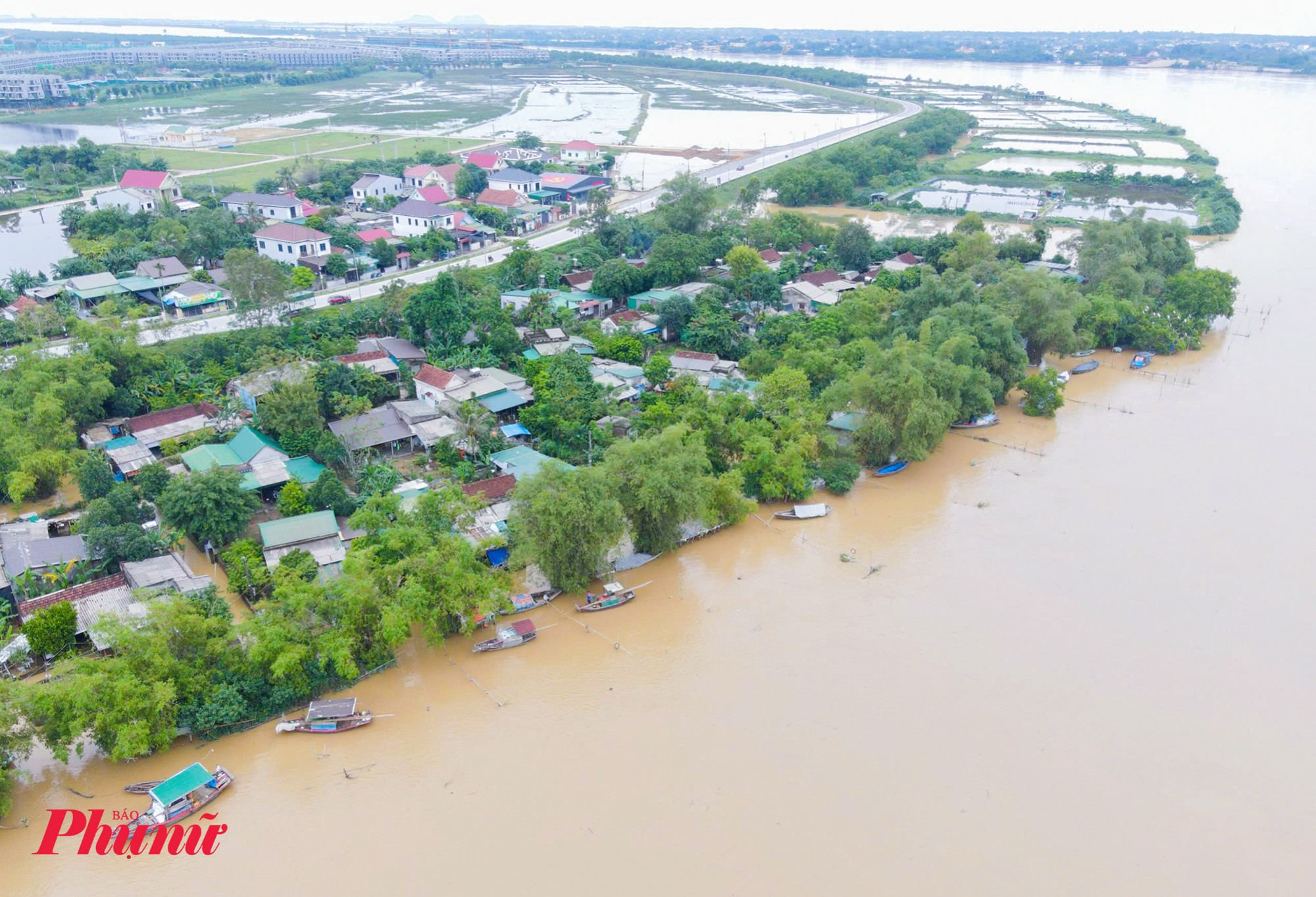 Làng Hòa Lam (nay là cụm dân cư Hòa Lam, thôn Thuận Hòa, xã Hưng Hòa, TP Vinh, tỉnh Nghệ An) là nơi sinh sống của 82 hộ dân làm nghề chài lưới nơi hạ nguồn sông Lam. Cụm dân cư này nằm hoàn toàn ngoài đê sông Lam nên thường xuyên phải chịu cảnh ngập sâu, nhất là vào mùa mưa bão.