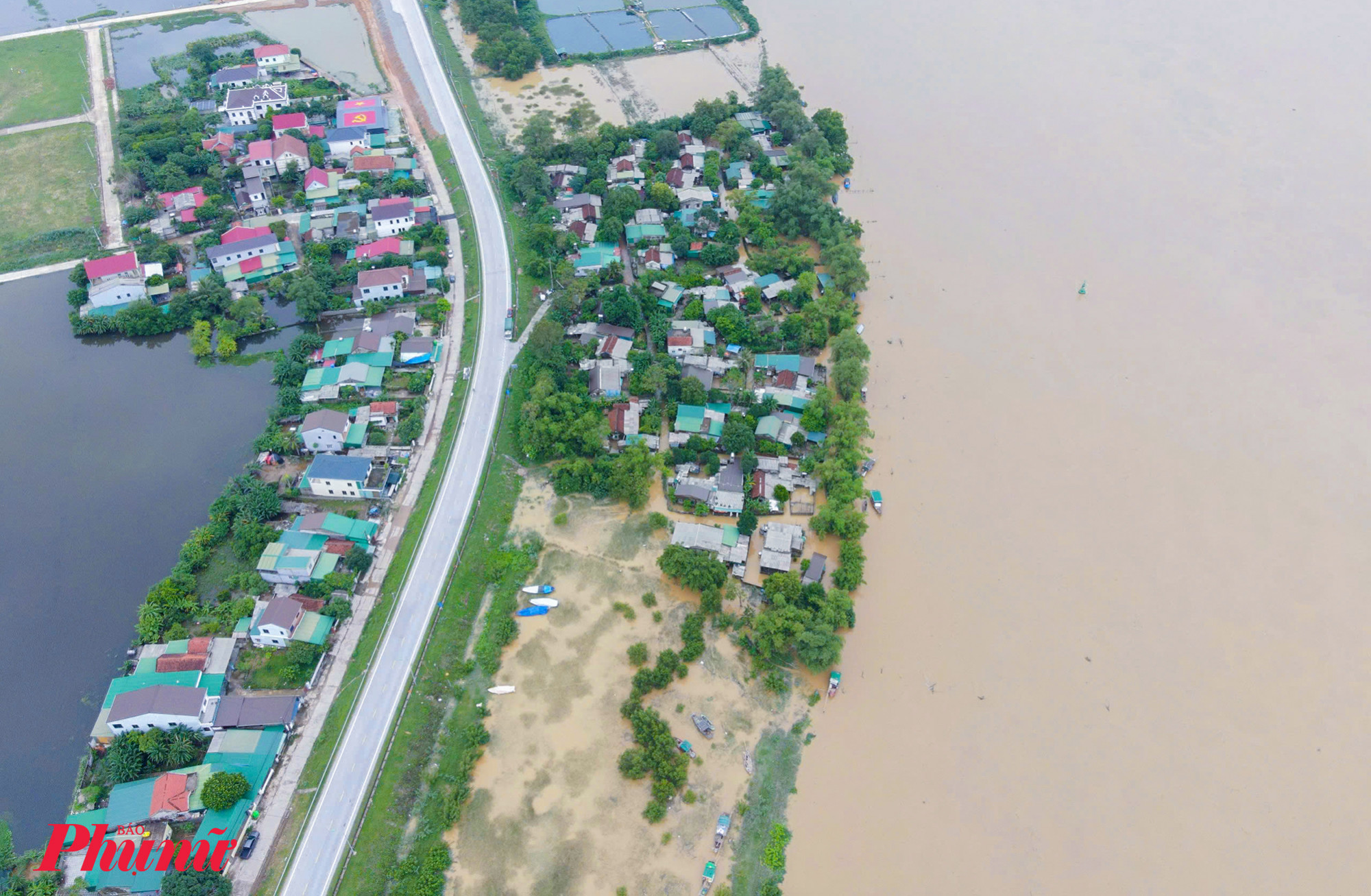 “Cụm dân cư này có 82 hộ dân, nhưng hiện nhiều gia đình đã chuyển đến nhà con, hoặc đi nơi khác ở, chỉ còn lại 65 hộ. Chúng tôi đã kiến nghị cấp trên sớm thực hiện công tác di dân người dân ổn định cuộc sống” - ông Quân nói.