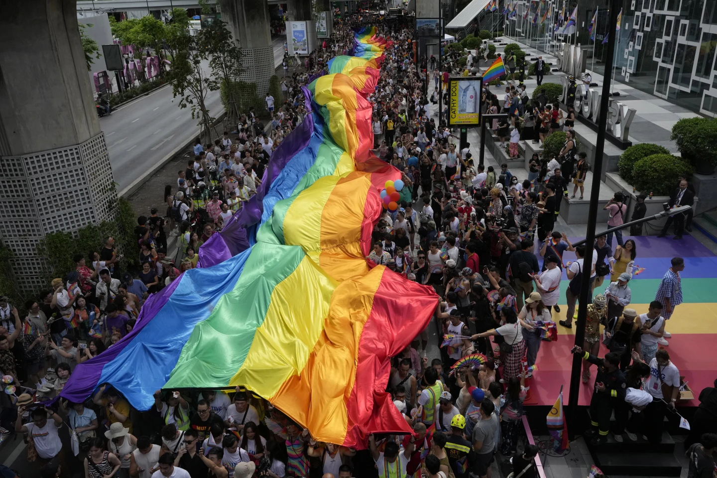 Những người tham gia cầm cờ cầu vồng lục sắc trong Cuộc diễu hành Tự hào (Bangkok Pride) ở Bangkok, Thái Lan, vào ngày 1/6/2024 - Ảnh: AP/Sakchai Lalit