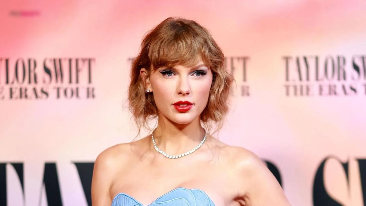 Đa dạng kiểu tóc  Taylor Swift thường xuyên thay đổi kiểu tóc để làm mới hình ảnh, từ tóc xoăn lơi tự nhiên, đến tóc bob cá tính hay tóc ép thẳng mượt mà. Để tóc luôn khỏe đẹp, cô nàng thường sử dụng các thiết bị làm tóc có khả năng sản sinh ion âm, giúp tóc bóng mượt hơn.