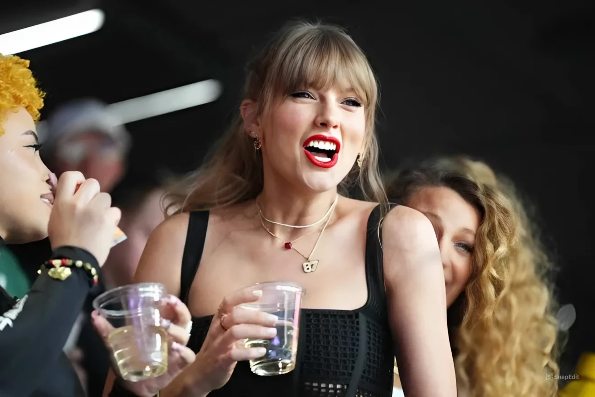 Ăn sáng nhiều, uống đủ nước  Taylor Swift ưu tiên ăn nhiều nhất vào bữa sáng, với thực đơn giàu dinh dưỡng như bánh kếp kiều mạch, giăm bông và phô mai. Nữ ca sĩ  cũng uống khoảng 3 lít nước mỗi ngày để giữ cho làn da và cơ thể luôn tươi trẻ, tránh các loại đồ uống có đường và gas.