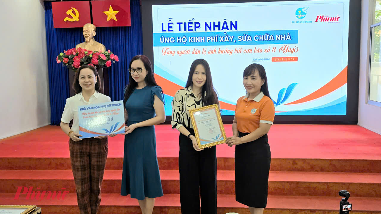 Nhà văn hóa Phụ nữ TPHCM trao kinh phí ủng hộ tại chương trình 