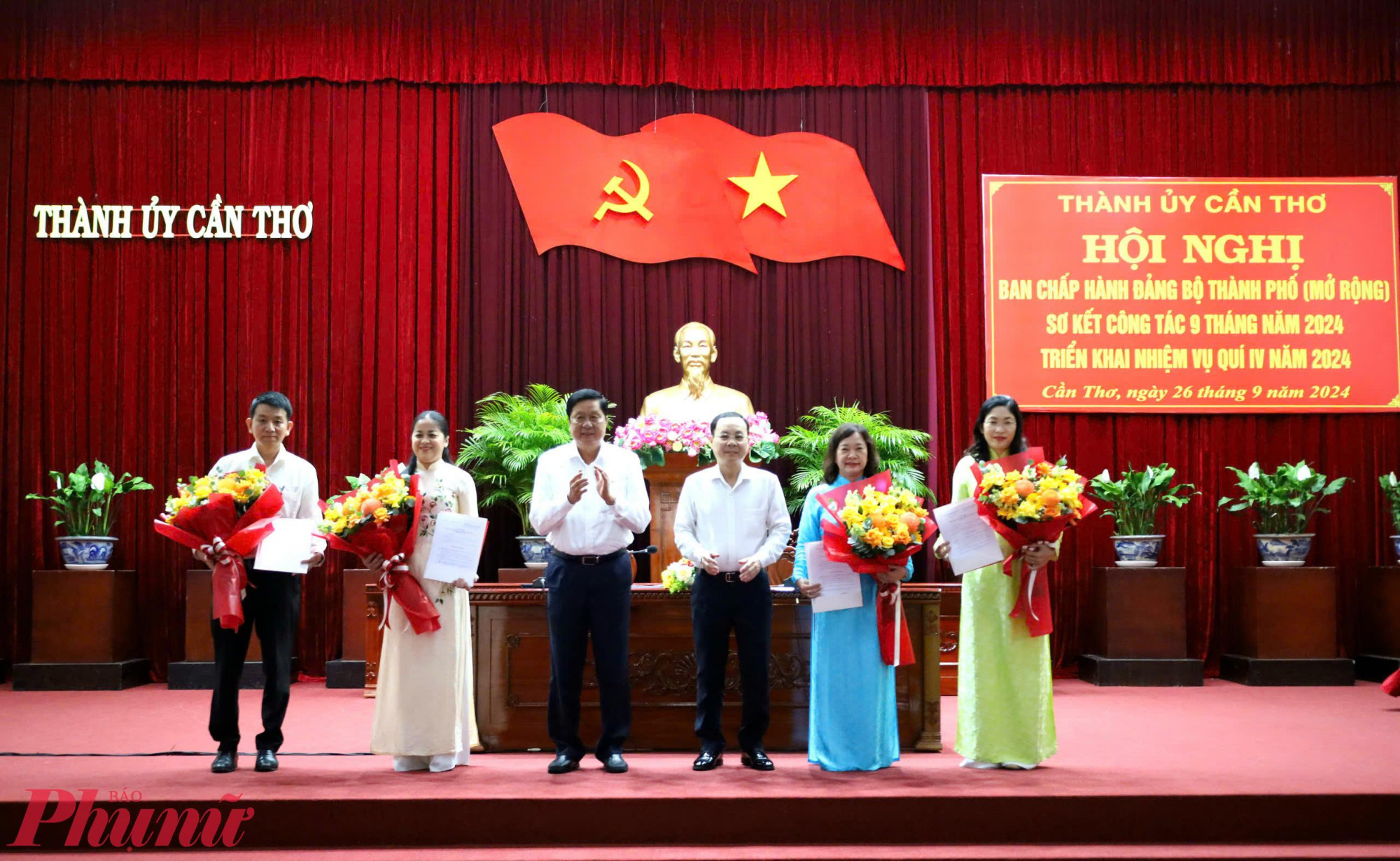 Ông Nguyễn Văn Hiếu - Bí thư Thành ủy Cần Thơ; và ông Phạm Văn Hiểu - Phó Bí thư Thường trực Thành ủy, Chủ tịch HĐND TP Cần Thơ, trao quyết định, tặng hoa chúc mừng các ông, bà vừa được chỉ định tham gia Ban chấp hành Đảng bộ TP. 