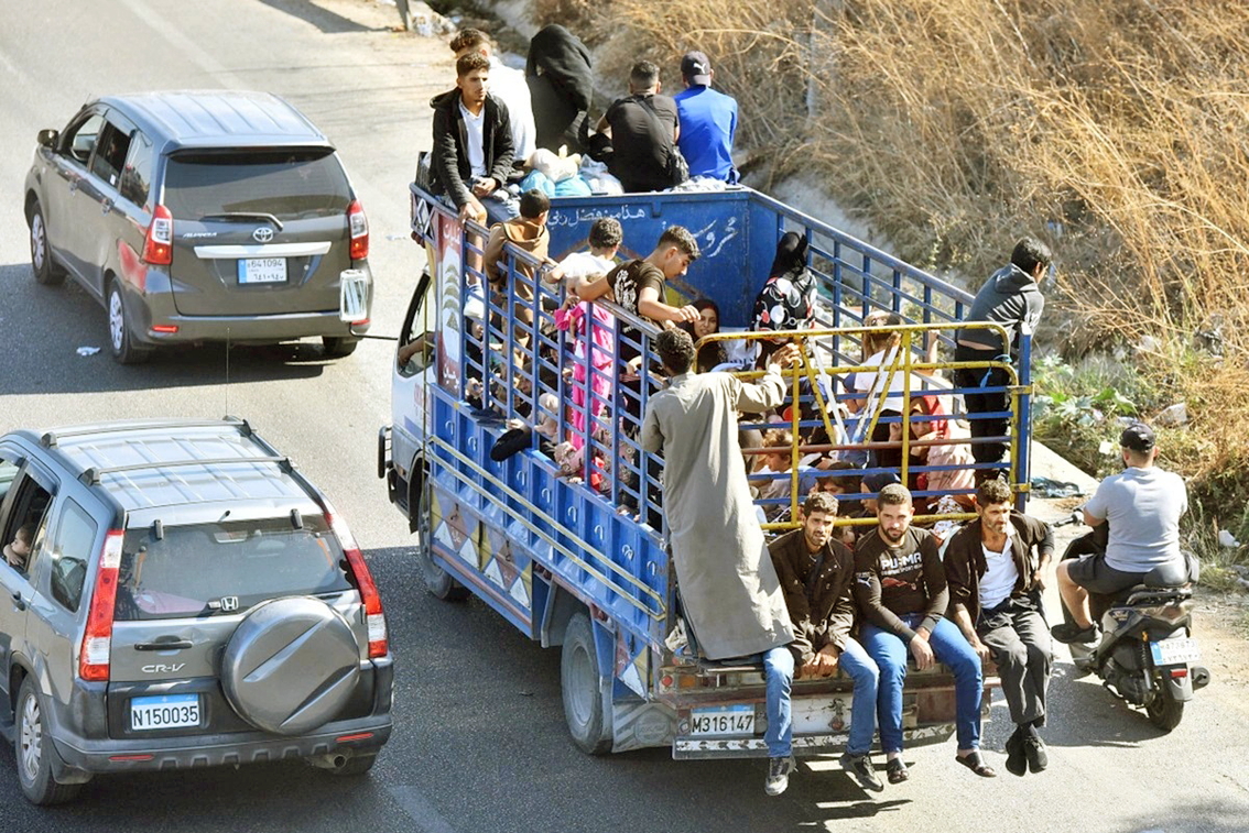 Người dân di tản đến thị trấn ven biển Naameh, phía nam thủ đô Beirut của Lebanon - ẢNH: FADEL ITANI (AFP)