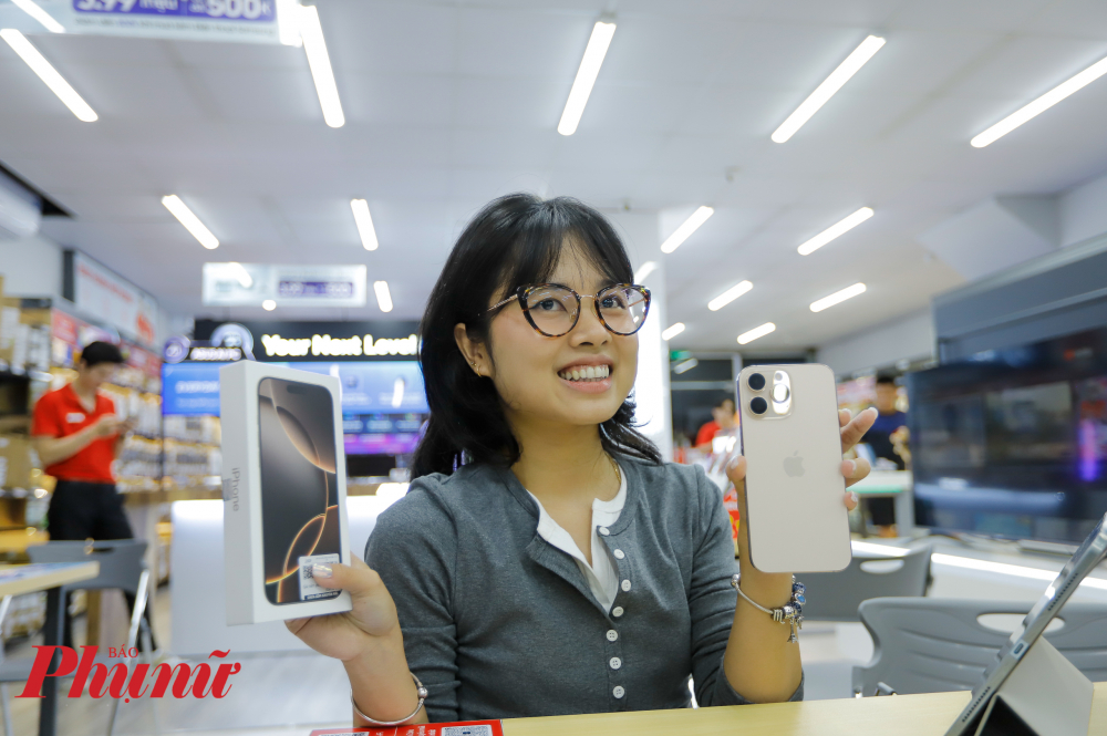 Chị Hoàng Hạnh Nhung (Đống Đa, Hà Nội) cho biết: 'Mình đặt mua iPhone 16 ProMax lúc 1h30 sáng ngay ngày đầu tiên mở bán. Năm nào mình cũng update iPhone mới và luôn thích thú với việc chờ đợi để cầm sản phẩm trên tay sớm nhất'.