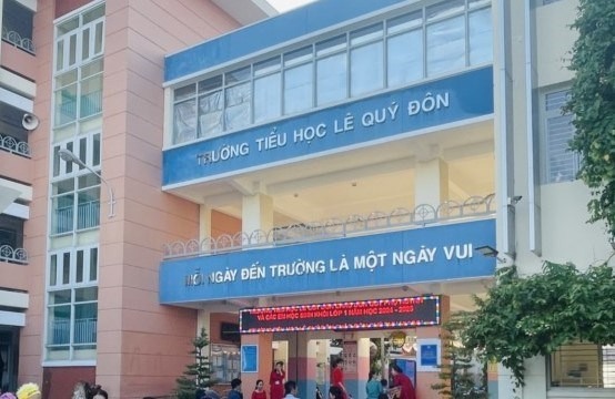 Trường Tiểu học Lê Quý Đôn (Gò Vấp, TPHCM) phát giấy khen cho học sinh ủng hộ từ 100.000 đồng trở lên, dưới mức đóng này thì chỉ nhận thư khen. Ảnh: Nhà trường