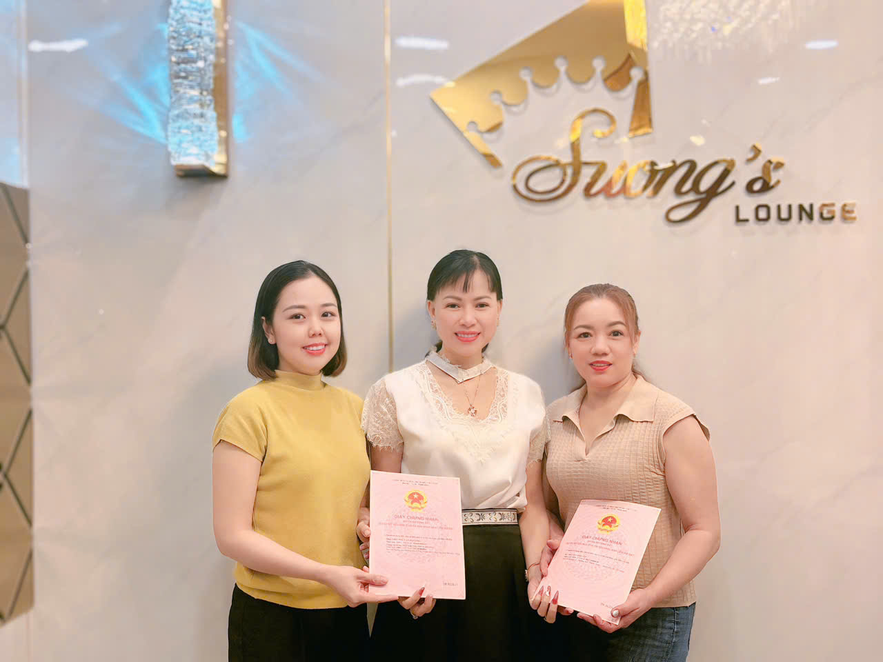 : Hoa hậu Võ Thu Sương (giữa) tặng sổ đỏ cho bà Trần Thị Bảy và chị Huỳnh Thị Bảo Yến