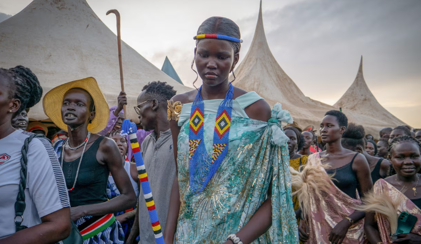 Trong nhiều tháng, Marial Garang Jil và Chol Marol Deng, hai người đàn ông Nam Sudan ngoài 40 tuổi, đến từ hai gia tộc Dinka khác nhau ở bang Jonglei nhưng hiện sống ở nước ngoài, đã cố gắng để được kết hôn với Athiak Dau Riak - một cô gái mà mẹ em nói chỉ mới 14 tuổi. Tuy nhiên, cha của Athiak (ông Dau Riak Magany) cho biết cô 19 tuổi và đã đồng ý kết hôn, mặc dù cô mới học lớp 8. Cuộc đàm phán kết hôn bắt đầu vào tháng 3 năm nay. Mẹ của cô, bà Deborah Kuir Yach, hiện đang phải lẩn trốn vì sự an toàn của mình khi phản đối cuộc hôn nhân, cho biết bà có bằng chứng chứng minh con gái mình đã 14 tuổi.