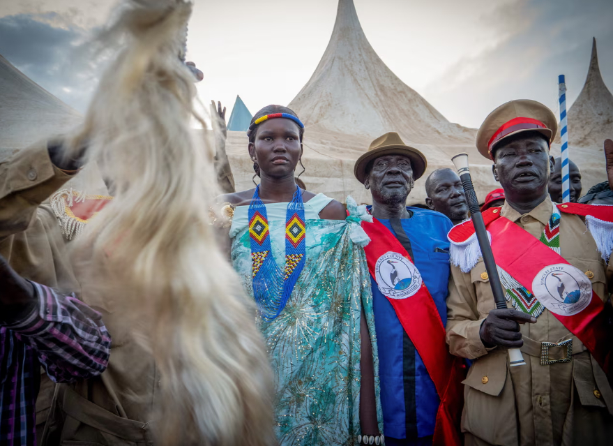 Luật Trẻ em năm 2008 của Nam Sudan cấm tảo hôn và tảo hôn, nhưng theo Unicef , tảo hôn “vẫn là một tập tục phổ biến” và “số liệu gần đây cho thấy 52% trẻ em gái [ở Nam Sudan] kết hôn trước khi đủ 18 tuổi, một số trẻ em gái bị gả chồng khi mới 12 tuổi”.  Một báo cáo do Đại học Edinburgh đứng đầu về hệ thống “giá cô dâu” ở Nam Sudan cho biết “các tòa án thông thường thường chấp nhận kinh nguyệt là tiêu chí để đủ điều kiện kết hôn” và kết hôn sớm là “một tập tục phổ biến… có thể là do tham vọng của các gia đình muốn giành được giá cô dâu cho con gái mình càng sớm càng tốt”.  Theo một báo cáo khác của Unicef, trên toàn cầu, 122 triệu trẻ em gái kết hôn khi còn nhỏ mỗi năm. Trên khắp châu Phi cận Sahara, hơn một phần ba phụ nữ trẻ kết hôn trước tuổi 18.