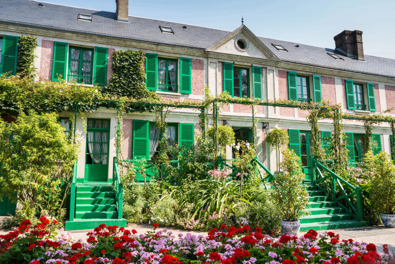 Giverny là một ngôi làng nhỏ bình yên nằm nép mình tại vùng Normandie xinh đẹp, cách thủ đô Paris hoa lệ khoảng 80km về phía Tây Bắc. Ngôi làng được bao bọc bởi khung cảnh đồng quê thanh bình với những cánh đồng hoa rực rỡ sắc màu, những hàng cây xanh mướt mát và dòng sông Epte thơ mộng chảy róc rách.  Làng Giverny xinh đẹp không chỉ níu chân du khách bởi khung cảnh thơ mộng mà còn mang đến những trải nghiệm đặc sắc, đánh thức mọi giác quan. 