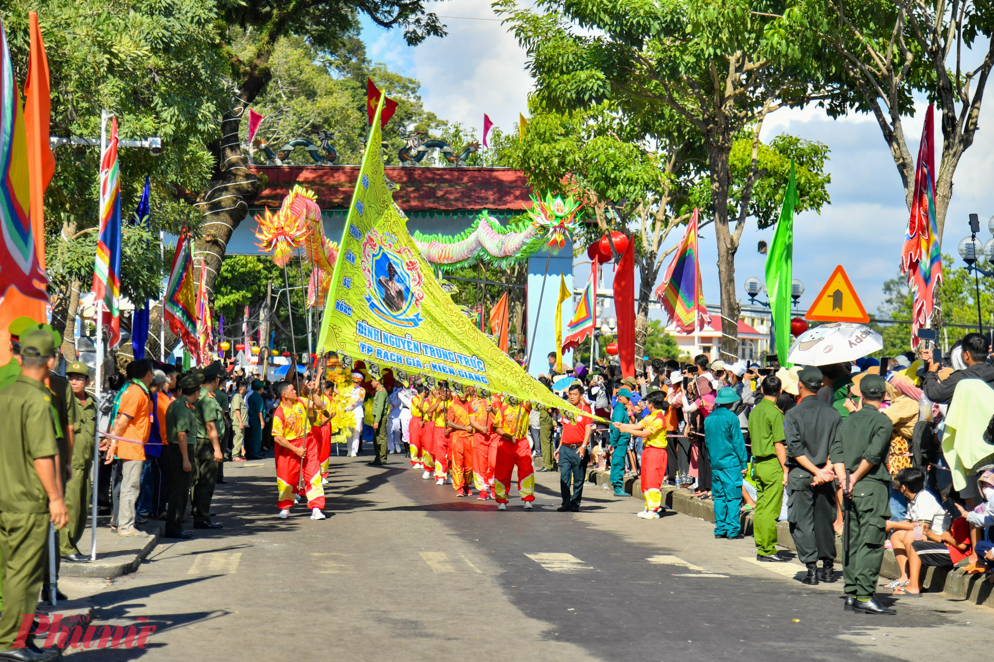 Bên ngoài đình thần Nguyễn Trung Trực được trang trí bắt mắt, lực lượng an ninh cũng được tỉnh Kiên Giang bố trí để giữ vững an toàn trong suốt những ngày diễn ra lễ - Ảnh Phú Hũu