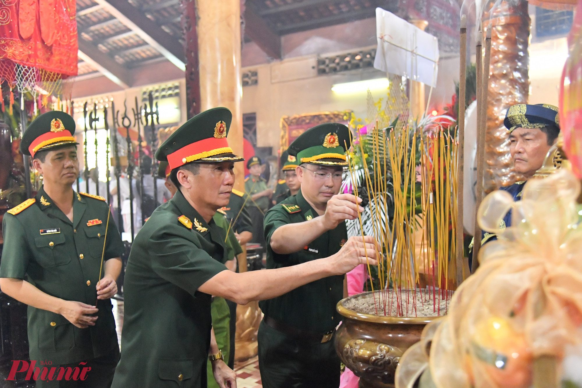 Nhiều đoàn khách là các cơ quan ban ngành, tổ chức đã đến viếng, thắp nhang tưởng nhớ sự hi sinh anh dũng của ông trong chống thực dân Pháp - Ảnh Phú Hữu