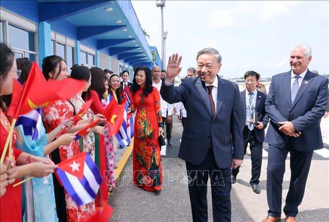 [Chú thích ảnh] Lễ tiễn Tổng bí thư, Chủ tịch nước Tô Lâm và Phu nhân tại sân bay quốc tế Jose Marti ở Thủ đô La Habana - Ảnh: TTXVN