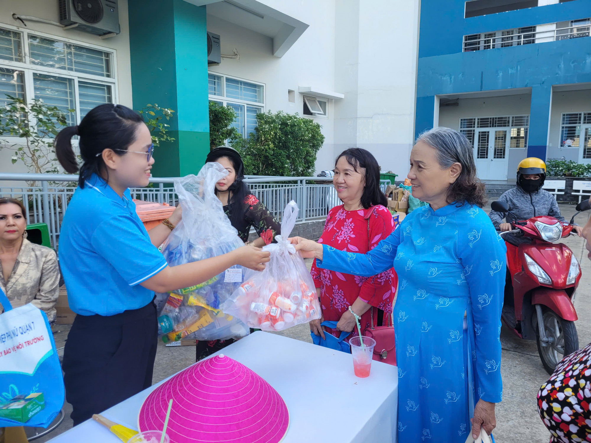 Chương trình Đổi rác lấy quà cũng thu được hàng trăm ký rác thải nhựa, rác thải có khả năng tái sử dụng