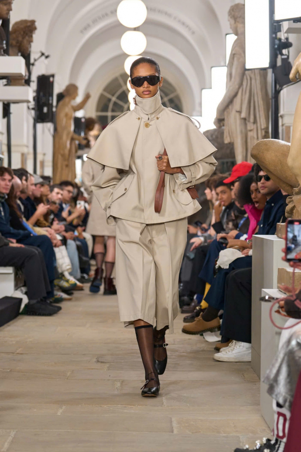 Nếu xét đến những trang phục nổi tiếng xuất hiện tại London thì những chiếc trench coat (áo khoác dài)