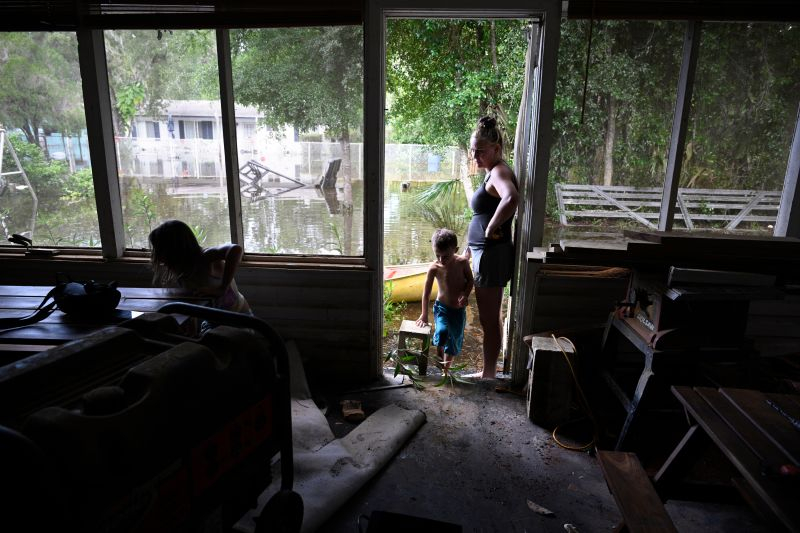 Hailey Morgan (phải) đang khảo sát thiệt hại quanh ngôi nhà của cô sau khi cùng các con trở về thành phố Crystal River, Florida