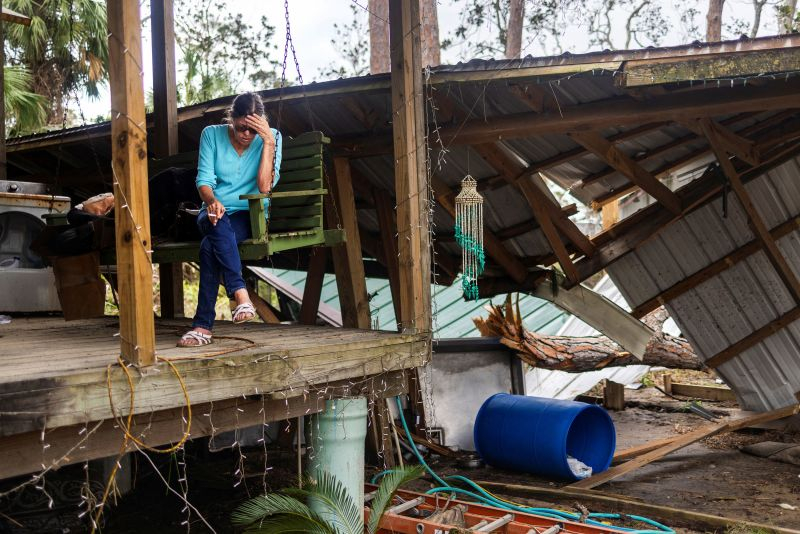 Cư dân Elmira Glover ngồi ở hiên nhà tại bang Florida, trầm tư sau những thiệt hại từ cơn bão Helene vào ngày 29/9