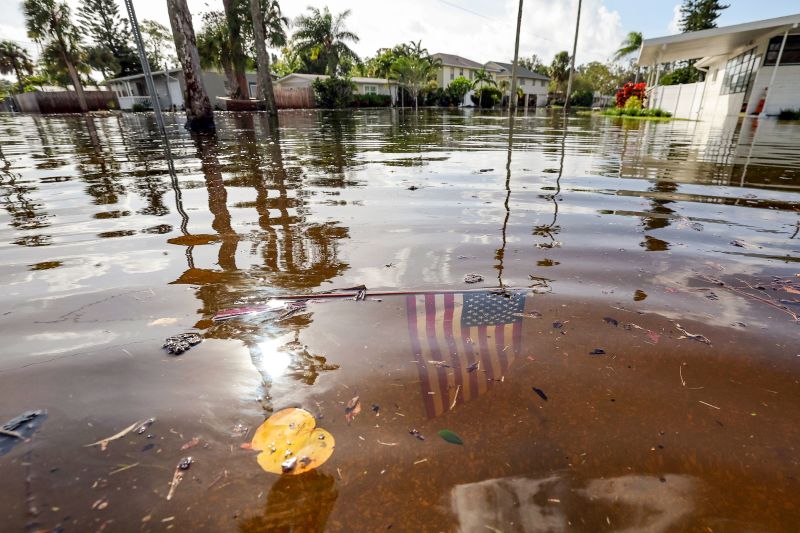 Một lá cờ Mỹ chìm trong nước lũ ở khu phố Shore Acres của thành phố St. Petersburg, bang Florida