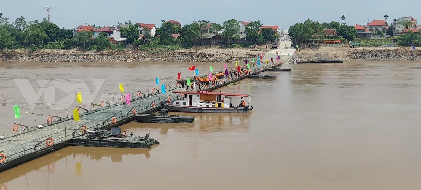 Cầu phao đã lắp xong - Ảnh: VOV