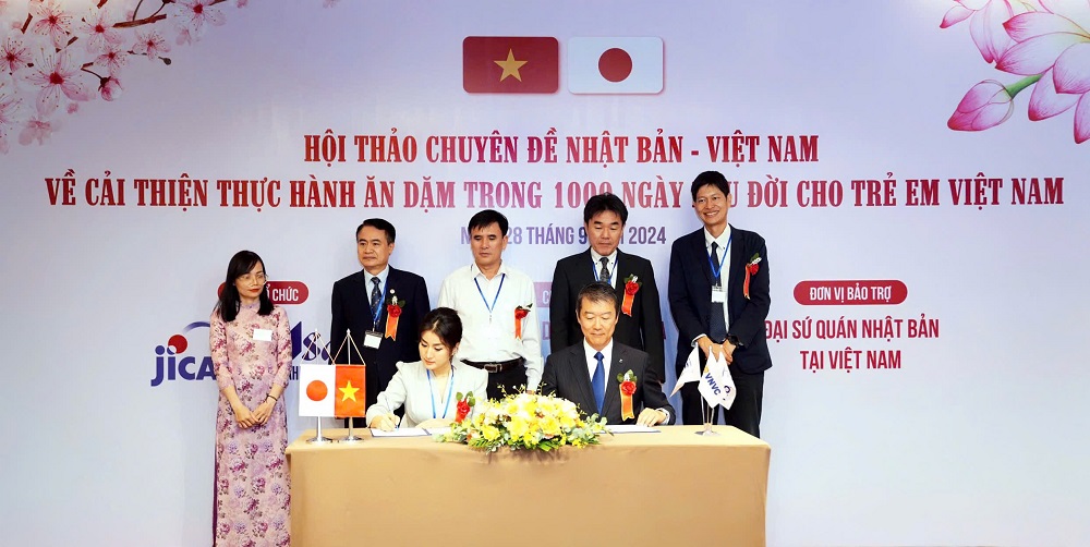 Ông Kawahara Hiroshi - Chủ tịch kiêm Giám đốc đại diện của Công ty cổ phần Asahi Group Foods ký kết hợp tác chiến lược cùng đại diện Hệ thống tiêm chủng VNVC - Ảnh: VNVC