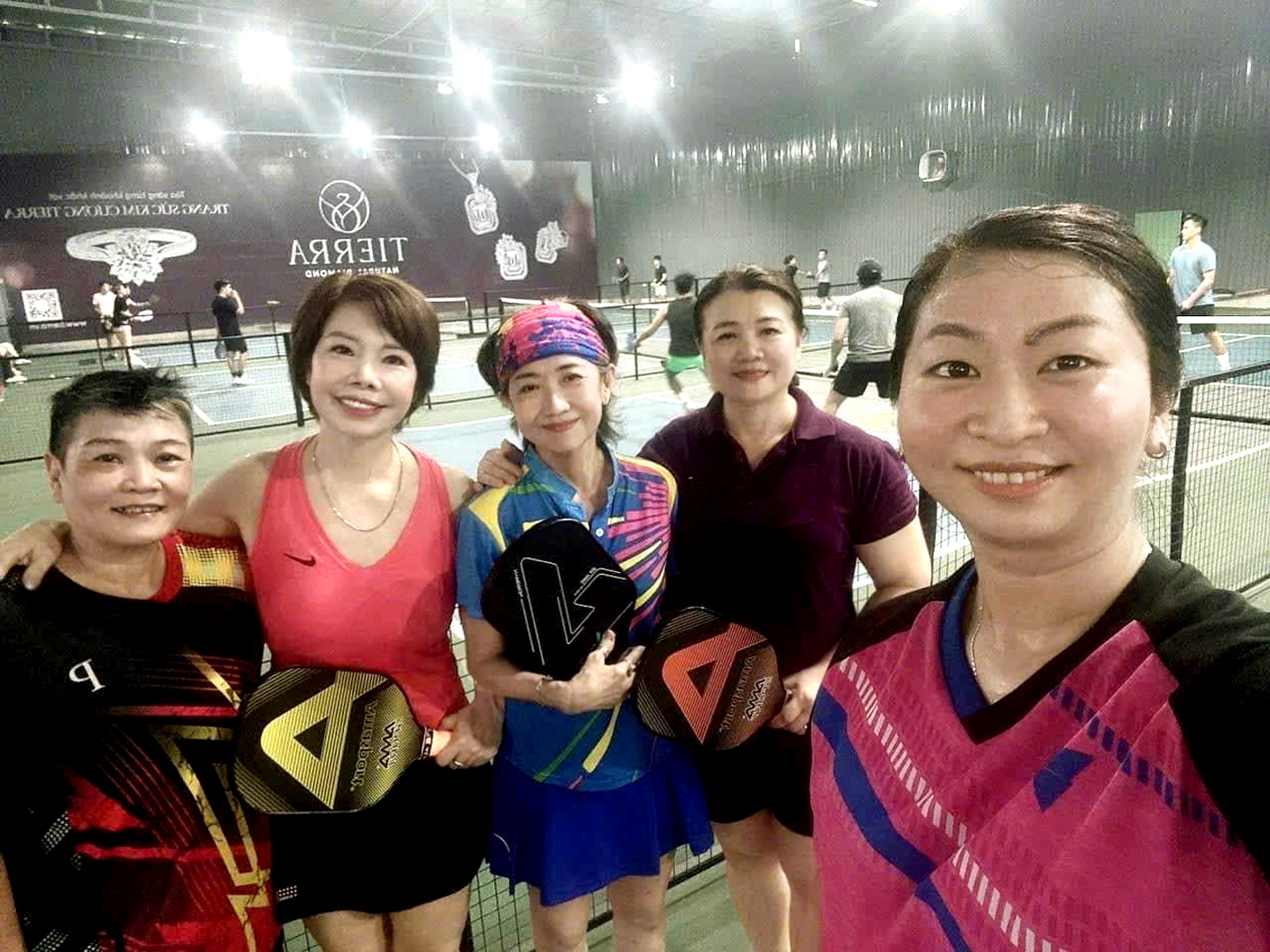 Nhiều kiện tướng bóng bàn Việt Nam giờ cũng chơi pickleball. Trong ảnh: Kiện tướng Vũ Thị Noel (thứ hai từ phải sang) từng vô địch bóng bàn đơn nữ Việt Nam, tiếp theo là các kiện tướng bóng bàn Nguyễn Thị Tuyết và Hà Tôn Thanh Hằng