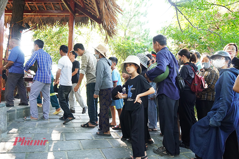 Ông Nguyễn Quang Đồng, người dân xã Quảng Xuân (huyện Quảng Trạch), cho biết, khi nghe tin an táng PGS Đặng Bích Hà tại Vũng Chùa, ông và nhiều người dậy sớm để vào viếng khi lễ an táng hoàn thành.