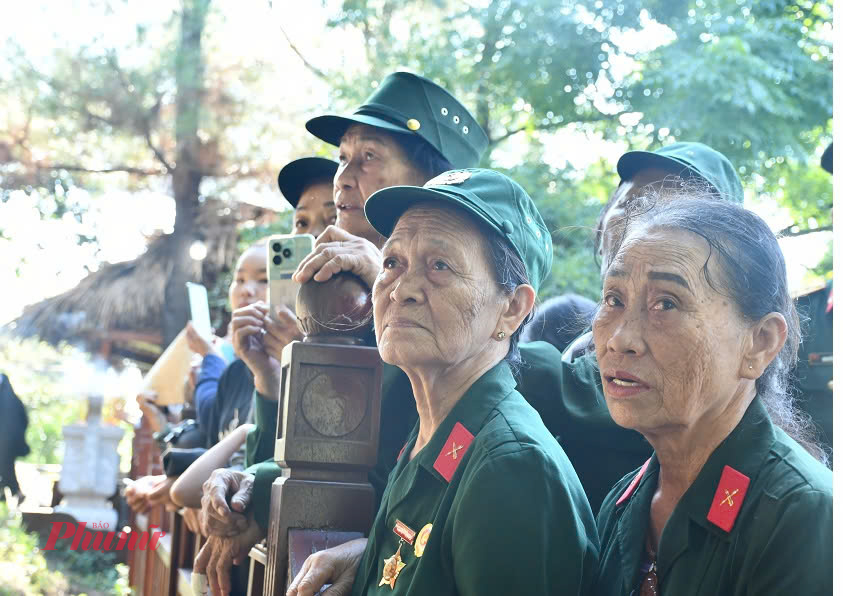 Rất đông người dân, các cựu chiến binh đã về Vũng Chùa xã Quảng Đông huyện Quảng Trạch để viếng, dâng hương tiễn biệt bà