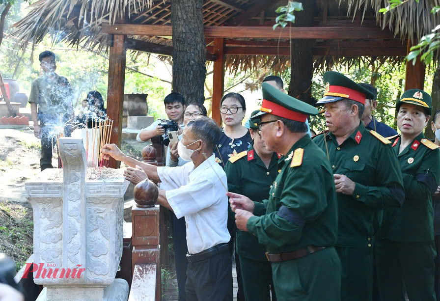 Phần mộ của PGS. Đặng Bích Hà nằm bên trái phần mộ Đại tướng Võ Nguyên Giáp, đầu dựa vào núi, hướng ra biển Đông.