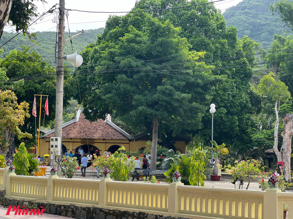 Những địa điểm văn hóa, tâm linh tại Côn Đảo cũng thu hút đông đảo du khách, trong đó không thể kể đến là khu vực Chùa Núi Một, Miếu bà Phi Yến, Đền Cậu Cải,...