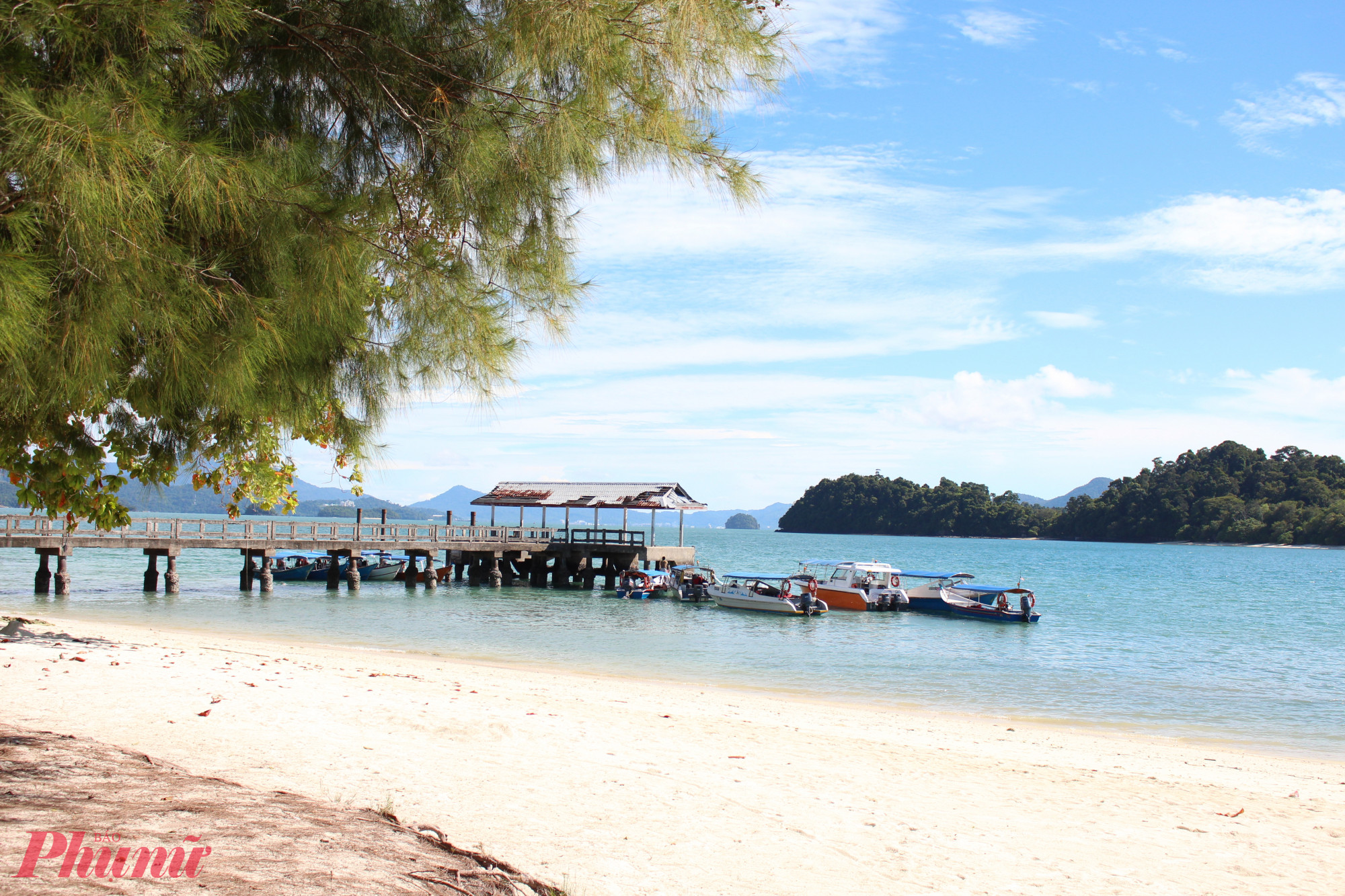 Ghé thăm bãi biển Người phụ nữ ở bãi biển Pantai Cenang lúc hoàng hôn, Langkawi, Kedah, Malaysia Nguồn: Getty Images Langkawi nổi tiếng với những bãi biển tuyệt đẹp và có rất nhiều khu nghỉ dưỡng bãi biển có bờ biển riêng, nơi bạn có thể thư giãn vào cuối tuần. Thức dậy với âm thanh nhẹ nhàng của sóng biển và bắt đầu ngày mới với bữa sáng tự chọn hấp dẫn bên bờ biển trong khi bạn tận hưởng làn gió.    Nếu bạn không ở tại một khu nghỉ dưỡng , đừng lo lắng; có rất nhiều bãi biển công cộng đẹp như nhau và miễn phí vào cửa. Bãi biển Pantai Cenang là bãi biển nổi tiếng nhất, mang đến bầu không khí sôi động với nhiều hoạt động. Vào buổi tối, hãy nán lại để xem chương trình biểu diễn lửa hấp dẫn hoặc ngắm hoàng hôn trên đường chân trời, tô điểm bầu trời bằng những sắc cam và hồng. Một bầu không khí thực sự quyến rũ.