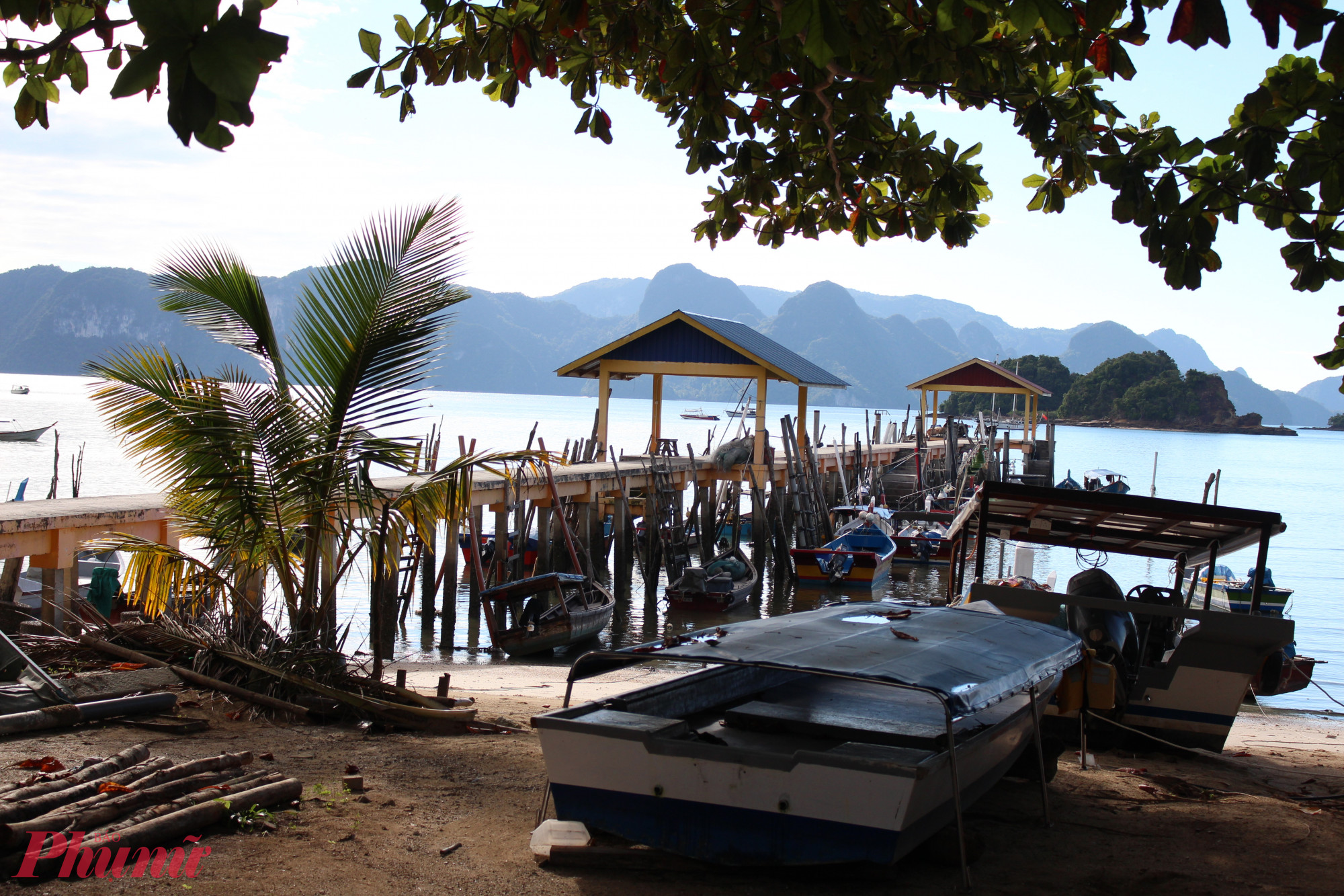 khám phá các hòn đảo:  Ghé thăm bãi biển Người phụ nữ ở bãi biển Pantai Cenang lúc hoàng hôn, Langkawi, Kedah, Malaysia Nguồn: Getty Images Langkawi nổi tiếng với những bãi biển tuyệt đẹp và có rất nhiều khu nghỉ dưỡng bãi biển có bờ biển riêng, nơi bạn có thể thư giãn vào cuối tuần. Thức dậy với âm thanh nhẹ nhàng của sóng biển và bắt đầu ngày mới với bữa sáng tự chọn hấp dẫn bên bờ biển trong khi bạn tận hưởng làn gió.    Nếu bạn không ở tại một khu nghỉ dưỡng , đừng lo lắng; có rất nhiều bãi biển công cộng đẹp như nhau và miễn phí vào cửa. Bãi biển Pantai Cenang là bãi biển nổi tiếng nhất, mang đến bầu không khí sôi động với nhiều hoạt động. Vào buổi tối, hãy nán lại để xem chương trình biểu diễn lửa hấp dẫn hoặc ngắm hoàng hôn trên đường chân trời, tô điểm bầu trời bằng những sắc cam và hồng. Một bầu không khí thực sự quyến rũ.