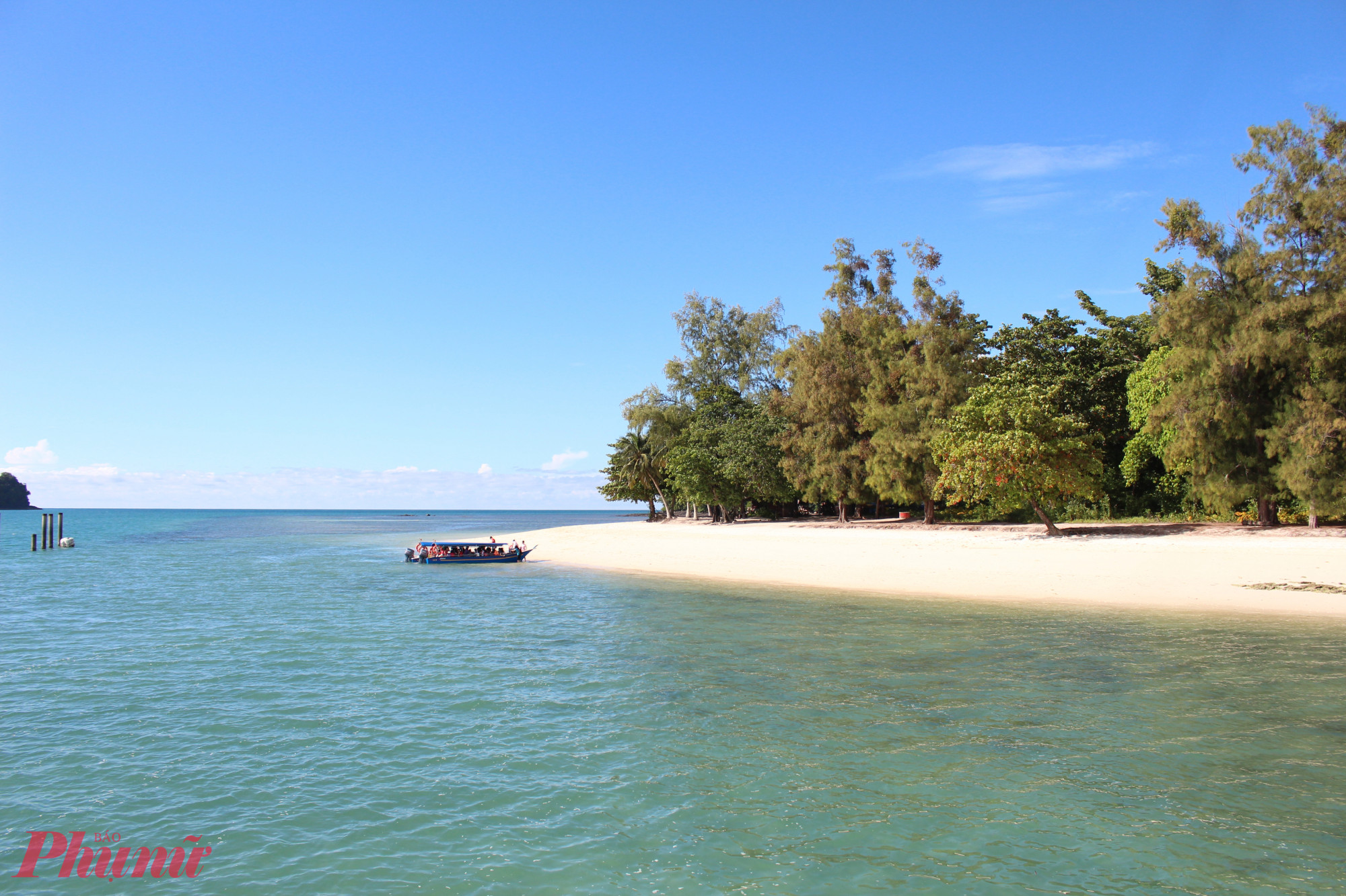 Ghé thăm bãi biển Người phụ nữ ở bãi biển Pantai Cenang lúc hoàng hôn, Langkawi, Kedah, Malaysia Nguồn: Getty Images Langkawi nổi tiếng với những bãi biển tuyệt đẹp và có rất nhiều khu nghỉ dưỡng bãi biển có bờ biển riêng, nơi bạn có thể thư giãn vào cuối tuần. Thức dậy với âm thanh nhẹ nhàng của sóng biển và bắt đầu ngày mới với bữa sáng tự chọn hấp dẫn bên bờ biển trong khi bạn tận hưởng làn gió.    Nếu bạn không ở tại một khu nghỉ dưỡng , đừng lo lắng; có rất nhiều bãi biển công cộng đẹp như nhau và miễn phí vào cửa. Bãi biển Pantai Cenang là bãi biển nổi tiếng nhất, mang đến bầu không khí sôi động với nhiều hoạt động. Vào buổi tối, hãy nán lại để xem chương trình biểu diễn lửa hấp dẫn hoặc ngắm hoàng hôn trên đường chân trời, tô điểm bầu trời bằng những sắc cam và hồng. Một bầu không khí thực sự quyến rũ.