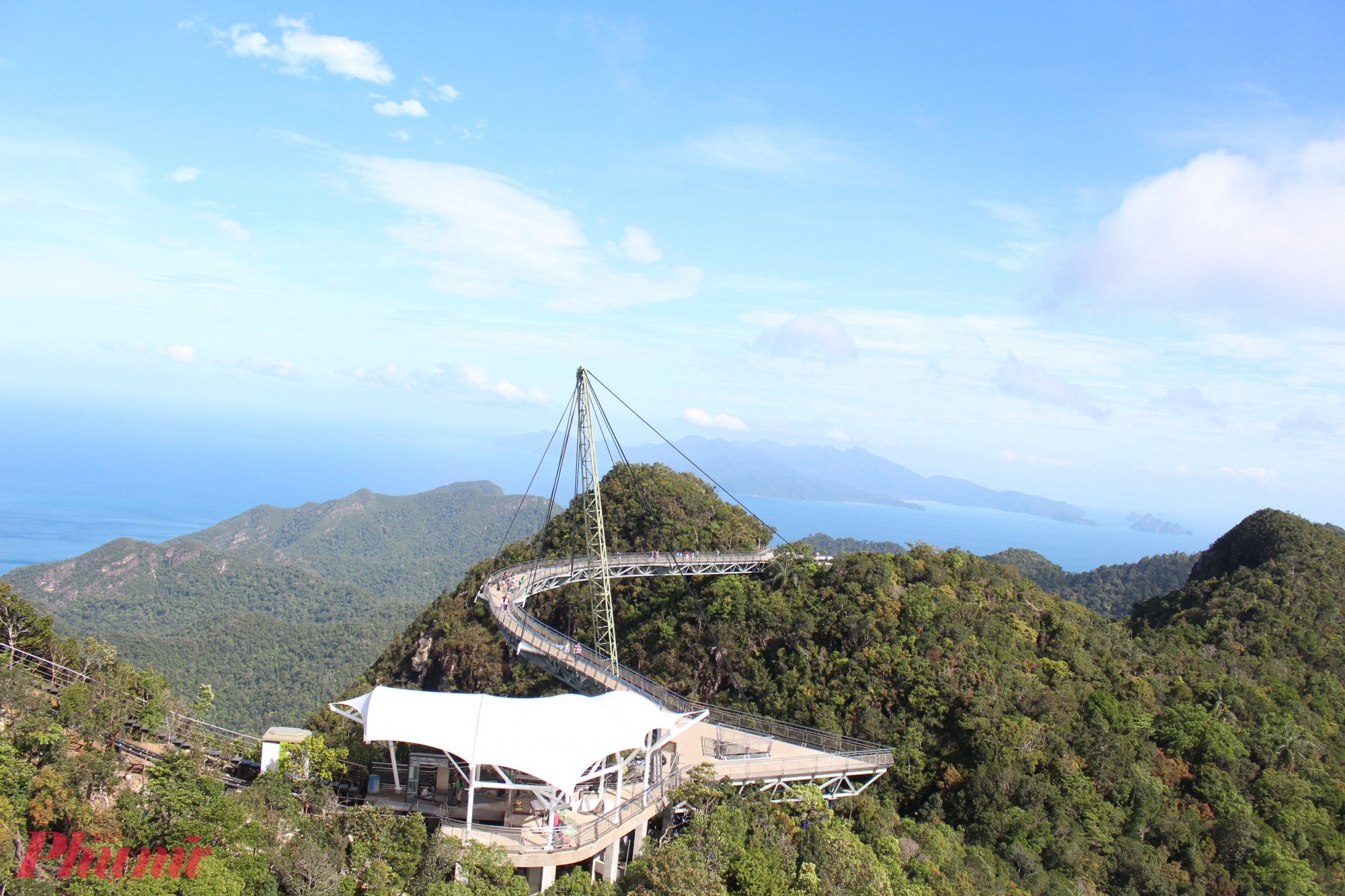 Chỉ cách thác nước một khoảng cách ngắn là Cầu Langkawi Sky mang tính biểu tượng. Cây cầu dành cho người đi bộ cong này, treo lơ lửng ở độ cao 660 mét so với mực nước biển, mang đến tầm nhìn ngoạn mục ra khu rừng nhiệt đới, Biển Andaman và các đảo xung quanh. Đi cáp treo Langkawi lên đỉnh Gunung Mat Cincang để đến cầu. Cảnh quan ở đây rất hùng vĩ và vào những ngày quang đãng, bạn có thể nhìn xa tới tận Đảo Tarutao của Thái Lan. Và trên hết, có những tấm kính được gắn trên sàn cầu, tăng thêm sự hồi hộp cho trải nghiệm! 