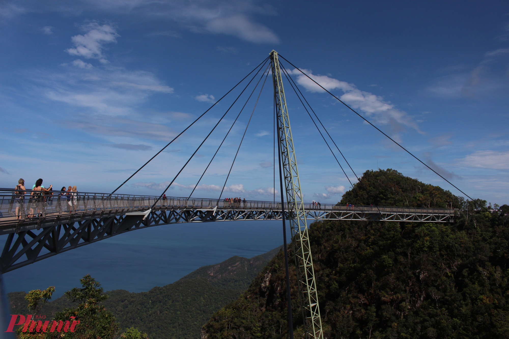 Chỉ cách thác nước một khoảng cách ngắn là Cầu Langkawi Sky mang tính biểu tượng. Cây cầu dành cho người đi bộ cong này, treo lơ lửng ở độ cao 660 mét so với mực nước biển, mang đến tầm nhìn ngoạn mục ra khu rừng nhiệt đới, Biển Andaman và các đảo xung quanh. Đi cáp treo Langkawi lên đỉnh Gunung Mat Cincang để đến cầu. Cảnh quan ở đây rất hùng vĩ và vào những ngày quang đãng, bạn có thể nhìn xa tới tận Đảo Tarutao của Thái Lan. Và trên hết, có những tấm kính được gắn trên sàn cầu, tăng thêm sự hồi hộp cho trải nghiệm! 