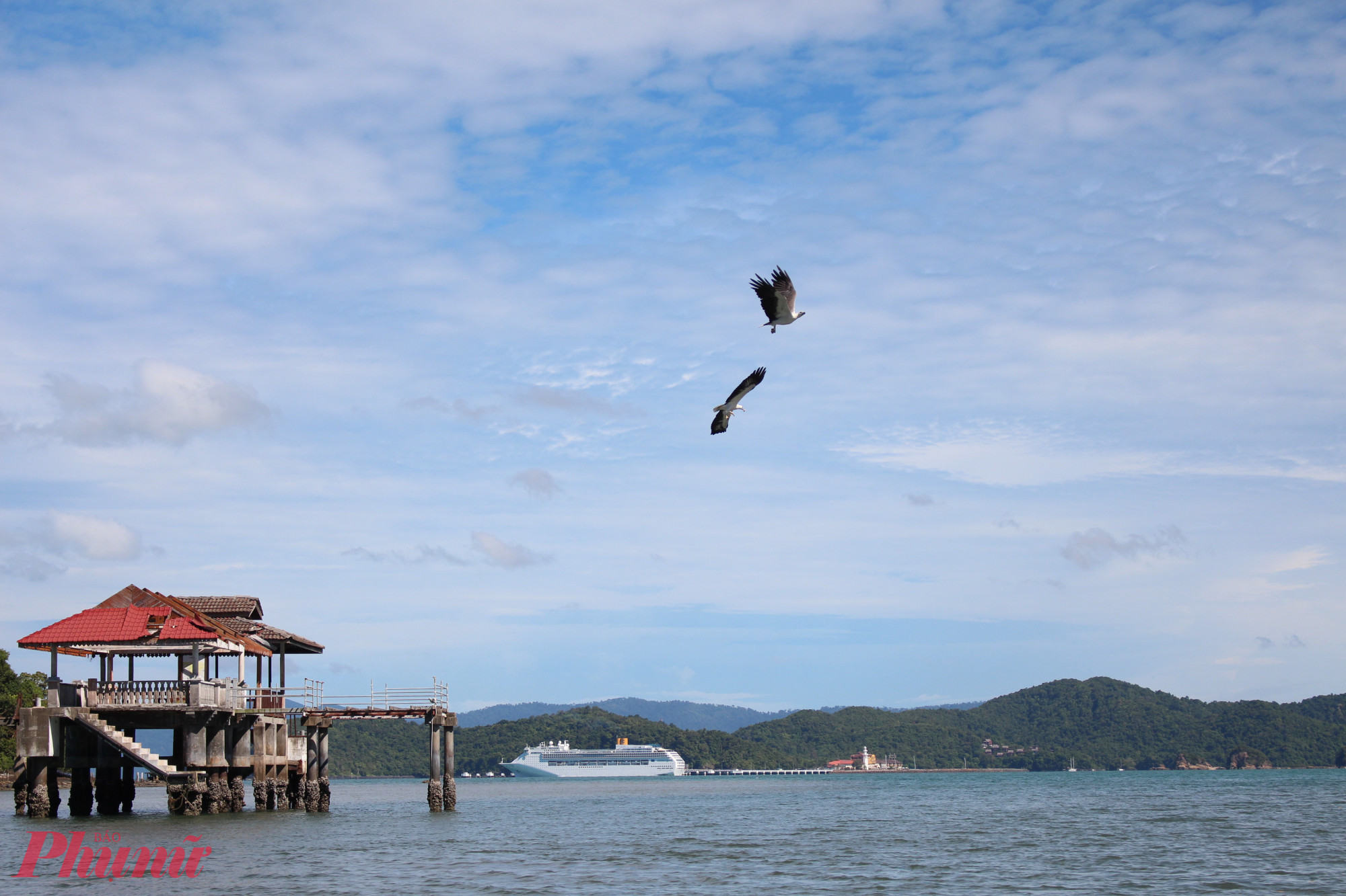 Langkawi là một quần đảo lục địa gồm hàng trăm đảo lớn nhỏ, cách bờ biển lục địa Tây Bắc, Malaysia chừng 30km. Tên gọi Langkawi được ghép từ 2 từ là “Lang” và “Kawi”. Trong đó, từ “Lang” nằm trong từ “helang” có nghĩa là đại bàng, do nơi đây từng là nơi cư ngụ của rất nhiều loài chim đại bàng. Đây là những trải nghiệm bạn nên có khi đến Langkawi: