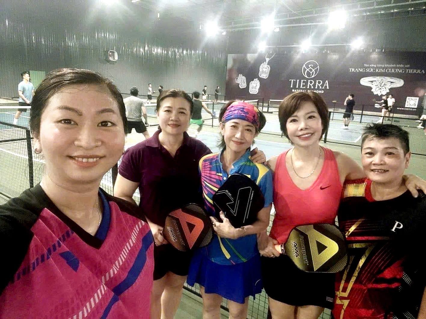 Nhiều kiện tướng bóng bàn Việt Nam giờ cũng chơi pickleball. Trong ảnh: Kiện tướng Vũ Thị Noel (thứ hai từ phải sang) từng vô địch bóng bàn đơn nữ Việt Nam, tiếp theo là các kiện tướng bóng bàn Nguyễn Thị Tuyết và Hà Tôn Thanh Hằng