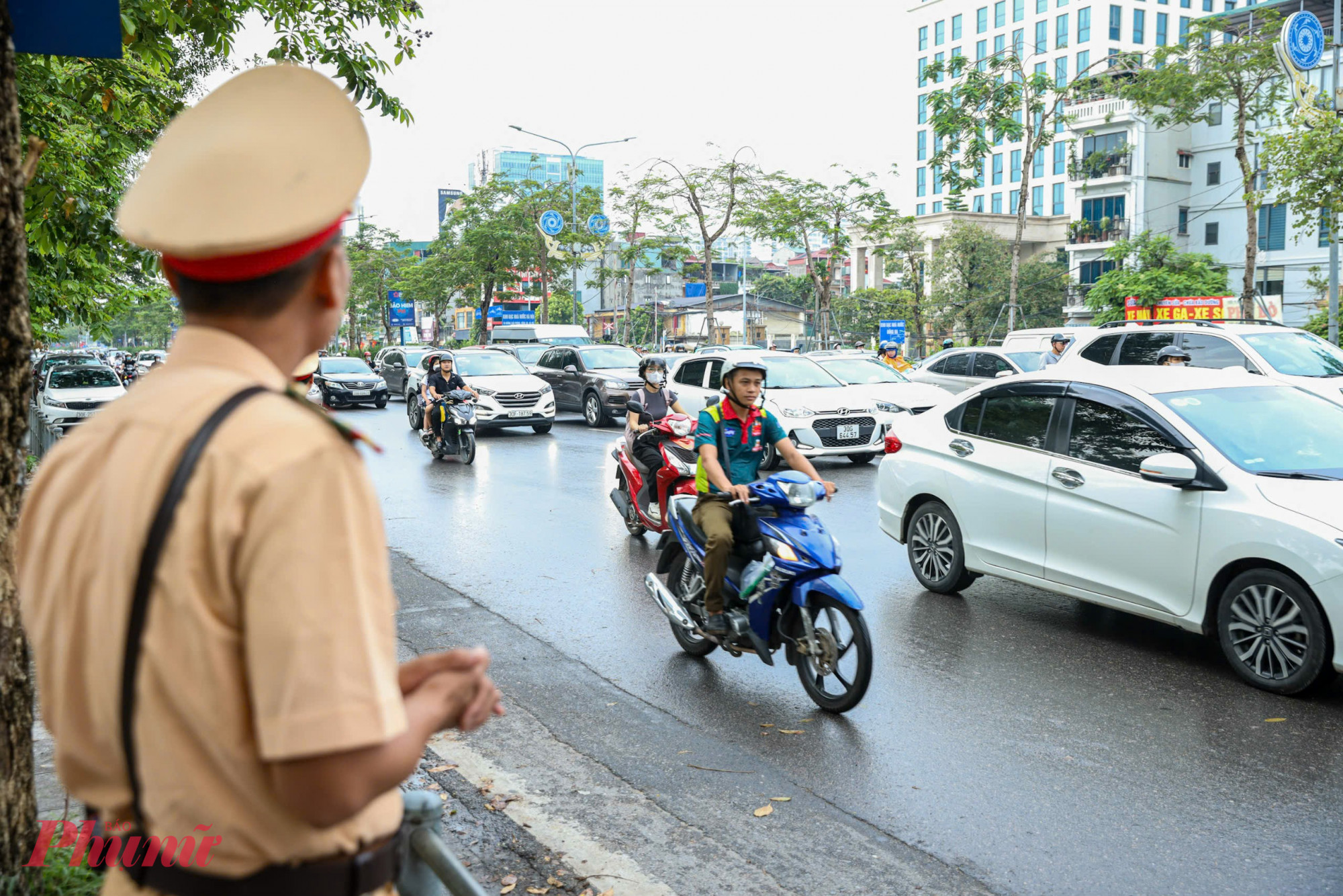 Trước đó, từ ngày 5/9/2024 đến 29/9/2024, Phòng CSGT đã phối hợp với Công an cơ sở, trường học trên địa bàn Thành phố tổ chức nhiều buổi học ngoại khoá, tuyên truyền pháp luật về TTATGT cho hơn 23.000 học sinh các cấp và hàng ngàn giáo viên. Qua công tác tuần tra, kiểm soát Phòng CSGT, CSGT-TT Công an các quận, huyện đã phát hiện, xử lý 1.534 trường hợp học sinh vi phạm, tạm giữ 807 phương tiện các loại. Các vi phạm điển hình là không đội mũ bảo hiểm (1.411 trường hợp), chưa đủ điều kiện điều khiển phương tiện (186 trường hợp) và giao xe cho người chưa đủ điệu kiện (51 trường hợp).