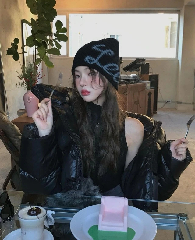 Danh hiệu hot girl Hàn Quốc đội mũ len beanie quyến rũ nhất có lẽ phải thuộc về cô nàng Lee Eun Chae. Nếu trước đây kiểu mũ này chỉ dành riêng cho nam giới hoặc chỉ được chưng diện nơi đường phố xô bồ thì giờ đây, chúng đã trở thành phụ kiện quen thuộc trong tủ đồ của cả những nàng bánh bèo yểu điệu, đồng thời cũng xuất hiện cả trong những bữa tiệc sang trọng, xa hoa