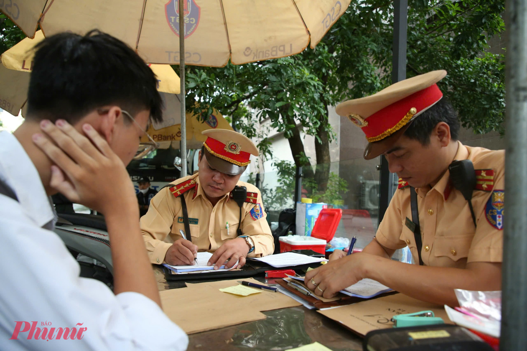 Tổ CSGT đã lập biên bản xử phạt với em L.H.Q.H., đồng thời, gửi thông báo về nhà trường và mời phụ huynh em H. lên trụ sở để xử phạt về hành vi giao xe cho người chưa đủ điều kiện điều khiển.