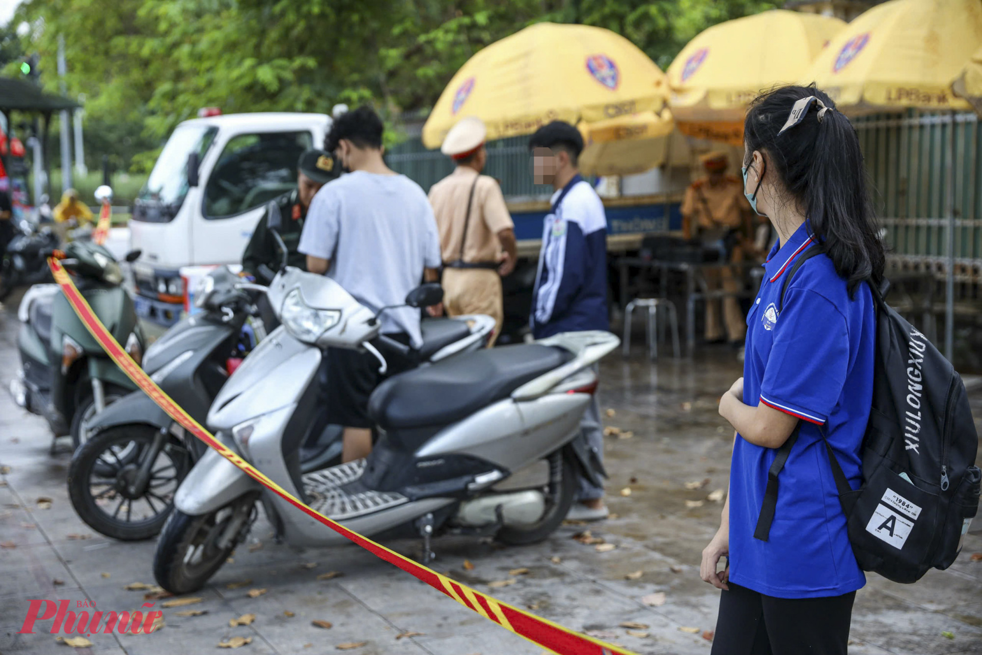 Cũng trong buổi sáng, tổ công tác đặc biệt số 1 đã xử lý nhiều phụ huynh đèo con đến trường mà không đội mũ bảo hiểm, đi ngược chiều...